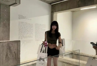 汪峰女儿小苹果游韩国变购物狂！穿露脐装配超短裙，身材不输超模