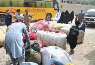 中国救援物资送抵阿富汗 为何要给阿富汗难民“撒钱”？