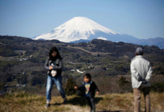 富士山脱序行为频传 当地官员考虑禁止轻装者登山