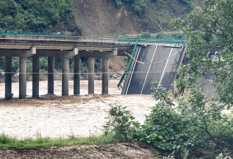 陕西桥梁垮塌已致11死 另有近20辆车30余人失联