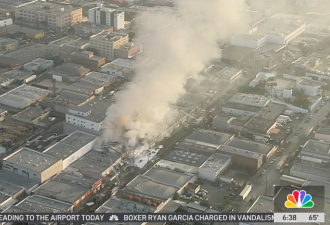 洛杉矶市中心大火燃烧超5小时 两栋楼被烧毁
