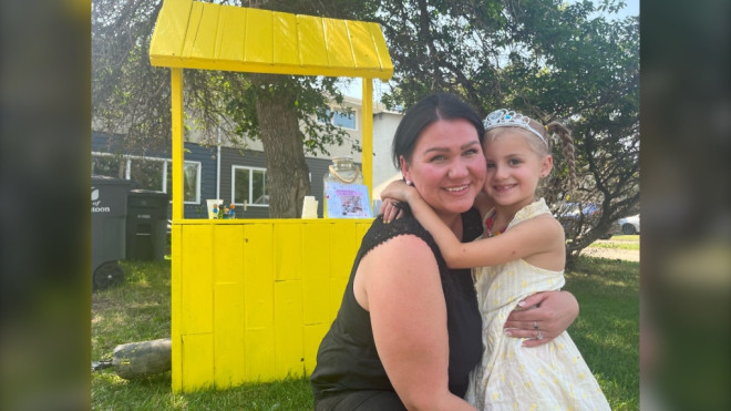 Maddy Floata and her mother Jade in front of the lemonade stand. (Stacey Hein / CTV News)