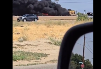 1500辆被压碎的汽车在洛杉矶北燃起熊熊大火