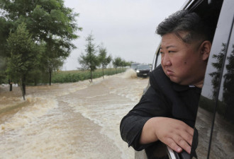 洪涝灾害使鸭绿江一带5000人被困 金正恩视察灾区