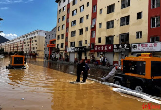 临江市区洪水倒灌 当地居民：从没见过这么大的水