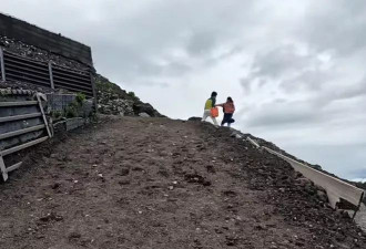 富士山上惊现中国母子打架 儿：你在我面前XX