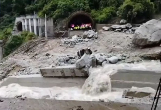 亲历者还原四川雅康高速隧道垮塌瞬间:有四五辆车过去