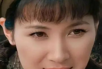 为嫁50亿富豪,狠心抛弃同居5年的周一围,现今...