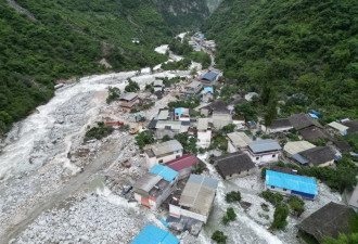 直击现场：遭遇特大泥石流后的四川康定村庄