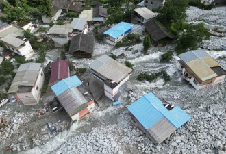 直击现场：遭遇特大泥石流后的四川康定村庄