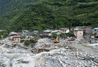 直击现场：遭遇特大泥石流后的四川康定村庄