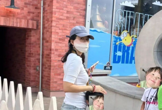 章子怡带儿女游玩被拍，穿紧身衣裤好俗套