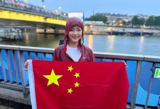 杨澜与老公合体亮相！56岁优雅窈窕似少女，与200斤老公全程依偎一起像热恋