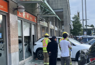 飞来横祸！加拿大华人聚集地出事：奔驰冲进中餐馆！一地玻璃渣！