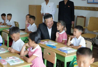 金正恩笑呵呵走进校园 小学生的表情说明了一切