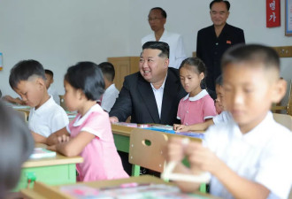 金正恩笑呵呵走进校园 小学生的表情说明了一切