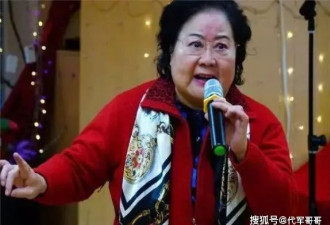 她带领30名演员选择留美，年过花甲归来