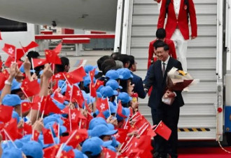 国家队访港霍震霆父子现身招待，郭晶晶老公撒狗粮