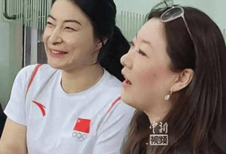 伏明霞一家五口罕见亮相！女儿颜值好惊艳