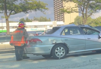 北约克两车相撞 受损严重！一人受伤入院！警方现场逮捕嫌疑人