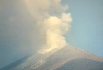 菲律宾中部活火山可能喷发 数百居民撤离