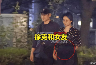 徐克与小30岁女友街头散步，穿着低调像父女