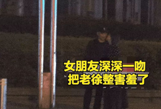 徐克与小30岁女友街头散步，穿着低调像父女