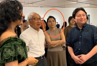 90岁央美老院长携娇妻看展！满头白发不需要搀扶