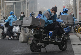 五十五岁&quot;单王&quot;猝死街头 外卖骑手遭遇拷问社会