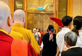 61岁李连杰现身新加坡法会，面相怪异脸色发黑，多年修行未有正果