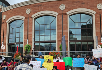 &quot;三观崩碎&quot;！安省又一所大学沦陷！大批印度留学生聚众抗议这事！