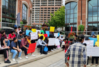 "三观崩碎"！安省又一所大学沦陷！大批印度留学生聚众抗议这事！
