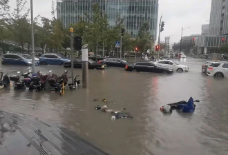 台风过境暴雨袭击，上海人“感觉在下瀑布”