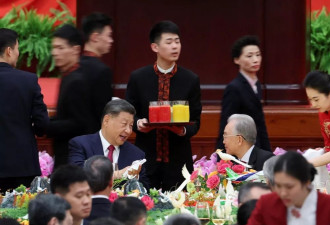 国庆酒会：温家宝习近平谈笑风声 李瑞环精神奕奕