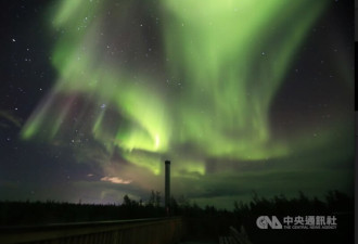 强烈磁暴10日来袭 地球大范围夜空可见五彩极光