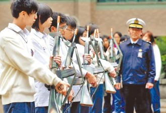 要把学生送上战场？家长人心惶惶，台当局紧急...