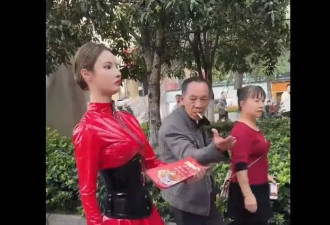 以真乱假！重庆“美女机器人”街头发传单 近看竟是真人扮的