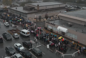 &quot;加拿大被搞垮了&quot;! 1.5万人排长龙!男女老少出动,雨中苦等几小时!