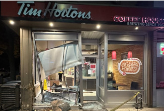 多伦多汽车撞入Tim Hortons，司机被困在车内获救