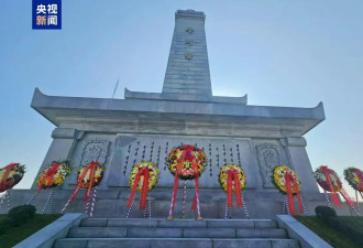 朝鲜劳动党总书记金正恩向中朝友谊塔送花圈