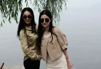 刘亦菲与小姨旅游被偶遇，60岁小姨颜值爆表身材超赞，网友：这确定是两代人？