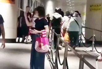 离谱！口岸惊人一幕！女子举牌求香港老公