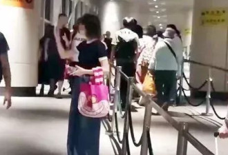 奇葩一幕！女子举牌求老公：只要是香港的就行…