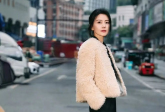 高圆圆又带火了简约穿搭：羊羔毛外套内搭一身黑