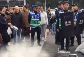 成都城管执法时与鱼贩发生推搡 城管倒地 警方回应