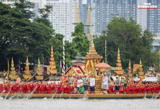 泰国王后同框泰王“新欢”，表面淡定心机多！为保地位帮“装傻王子”夺嫡？