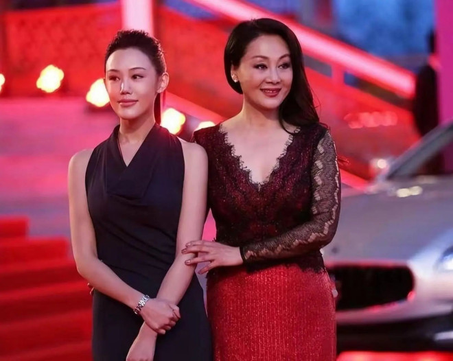 王姬 演员王姬当外婆了！女婿是央视名嘴之子，星二代婚后生活甜蜜幸福_无忧资讯