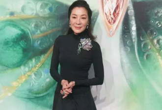 62岁杨紫琼现身新片首映礼，染黄发形象大变