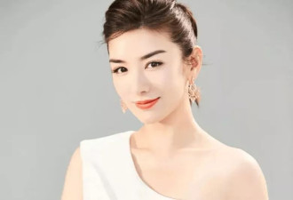 黄奕看望英国留学女儿，黄芊玲抱着妈妈眼含泪光