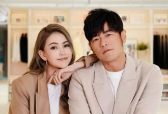 周杰伦晒儿女照，大女儿可以背小女儿了